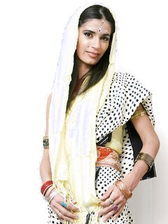 Красивая индианка демонстрирует свою красоту не снимая одежды
