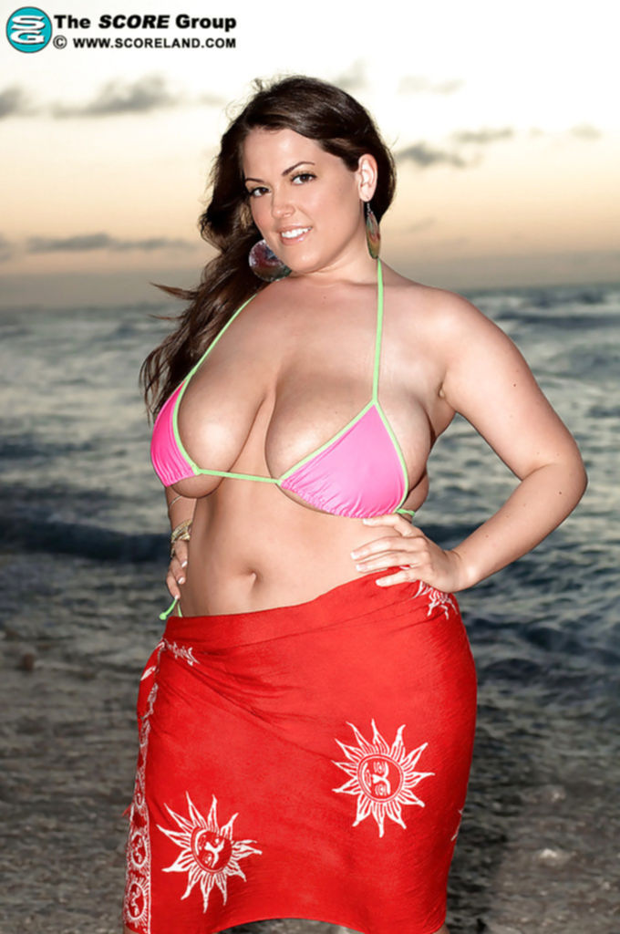 Толстушка Taylor Steele с огромными дойками позирует на пляже под закат солнца
