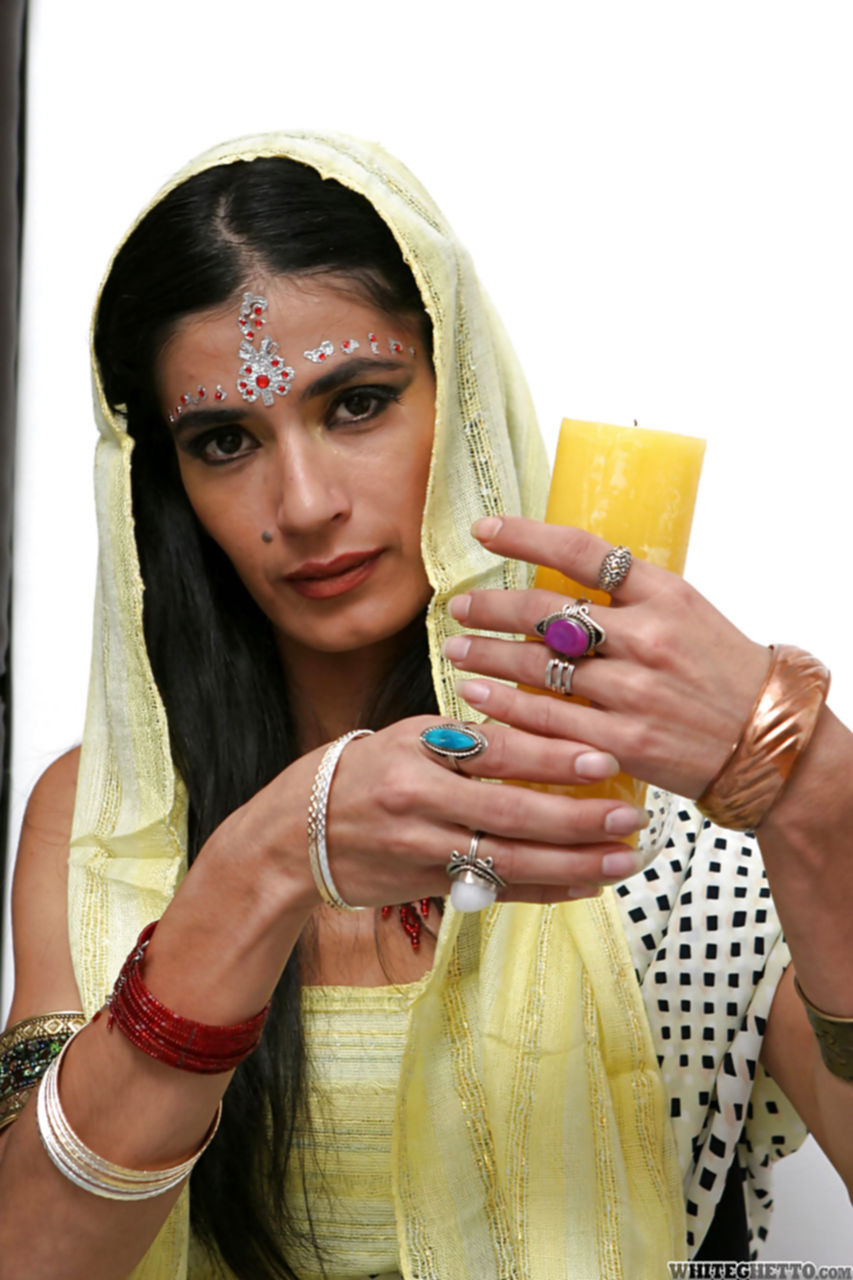 Красивая индианка демонстрирует свою красоту не снимая одежды